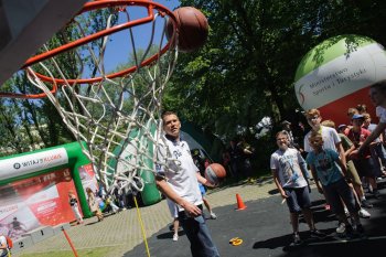 Konkurs rzutów do kosza pod okiem Cezarego Trybańskiego