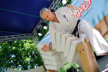 Pokaz zorganizowany przez Bielański Klub Kyokushin Karate, który w 2016 roku otrzymał dofinansowanie w ramach Rządowego Programu &quot;KLUB&quot;. 
W pokazie wziął udział światowej sławy zawodnik karate - Maciej Mazur.