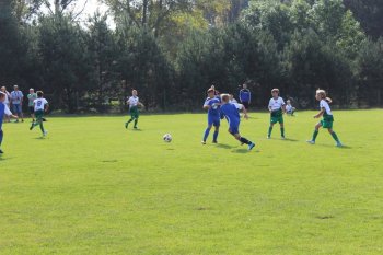 zdjęcie przedstawiające dzieci gające w piłkę nożną