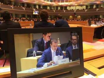 Minister Witold Bańka w trakcie wypowiedzi, widziany na ekranie podglądowym podczas posiedzenia