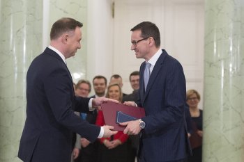 Premier RP Mateusz Morawiecki odbiera nominację z rąk Prezydenta RP Andrzeja Dudy