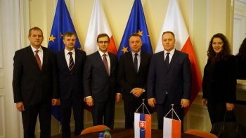 Zdjęcie grupowe wiceministra i parlamentarzystów