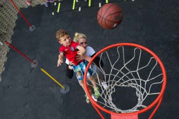 Dzień Dziecka w ogrodach Kancelarii Prezesa Rady Ministrów

Fot. Michał Szypliński