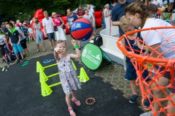 Dzień Dziecka w ogrodach Kancelarii Prezesa Rady Ministrów

Fot. Michał Szypliński