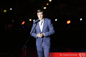 Minister Witold Bańka przed mikrofonem