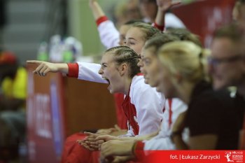 polki kibicują swojemu zespołowi z ławki rezerwowych