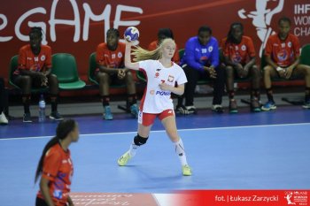 polska zawodniczka podaje piłkę