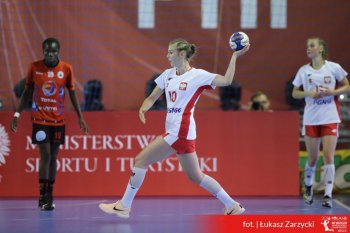 polska zawodniczka podaje piłkę na boisku