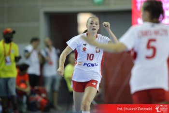 Polska zawodniczka z numerem dziesięć cieszy się z bramki