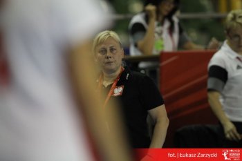 kobieta w czarnej koszuli przygląda się grze