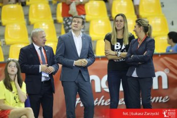 Minister Witold Bańka spogląda w górę na tablicę wyników