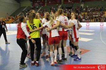 polskie zawodniczki grupują się na boisku