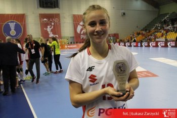 polska zawodniczka z numerem trzynaście trzyma w rękach puchar za najlepszego zawodnika meczu