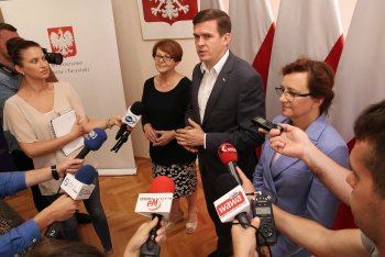 Minister_przed_kamerami