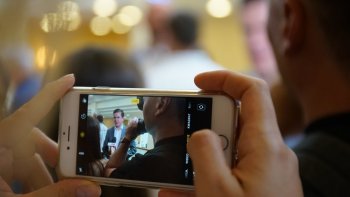 Powitanie_polskich_lekkoatletow_-_uczestnikow_ME_Berlin_2018_Kadr_ze_smartphonem