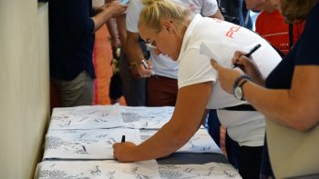 Powitanie_polskich_lekkoatletow_-_uczestnikow_ME_Berlin_2018_Podpisywanie_koszulek_2