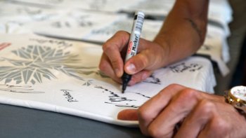 Powitanie_polskich_lekkoatletow_-_uczestnikow_ME_Berlin_2018_Podpisywanie_koszulek_3