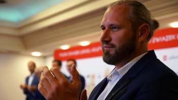 Powitanie_polskich_lekkoatletow_-_uczestnikow_ME_Berlin_2018_Tomasz_Majewski_bije_brawo