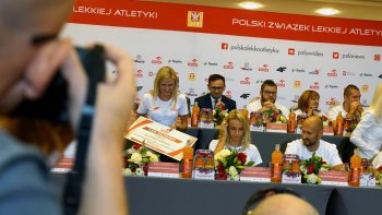 Powitanie_polskich_lekkoatletow_-_uczestnikow_ME_Berlin_2018_Wreczenie_bonu_paliwowego