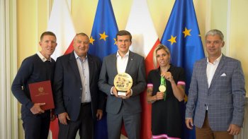 Zdjęcie grupowe. Widoczni: Minister Witold Bańka, Zofia Klepacka, Cezariusz Piórczyk, Paweł Skrzecz oraz Tomasz Chamera.