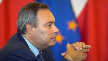 Ambasador słucha Ministra przy stole