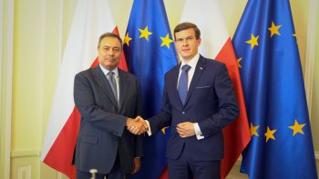 Minister i Ambasador przy flagach