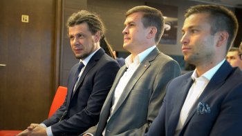 Na fotografii widoczni: 

Minister Witold Bańka, Łukasz Szeliga - prezes PKPar, Marek Szkolnikowski - dyrektor TVP Sport