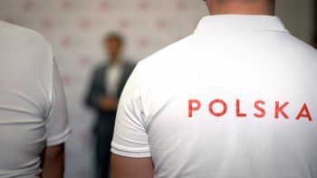 Na zdjęciu widoczny napis na koszulce POLSKA