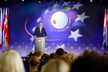 Prezes Rady Ministrów Mateusz Morawiecki przemawia na forum w Krynicy. 

Premier RP z premierem Litwy - laureatem nagrody Człowieka Roku.