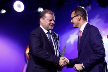 Prezes Rady Ministrów Mateusz Morawiecki przemawia na forum w Krynicy. 

Premier RP z premierem Litwy - laureatem nagrody Człowieka Roku.