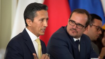 Ambasador Javier Higuera rozmawia z wiceministerem Widerą