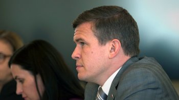 Minister Witold Banka podczas spotkania w sali konferencyjnej