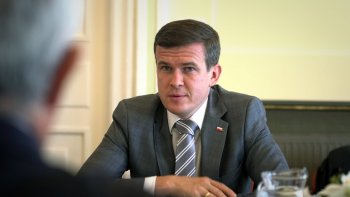 Minister Witold Banka podczas spotkania w sali konferencyjnej