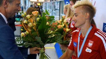 medalistka_otrzymuje_gratulacje_od_ministra