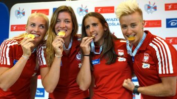 medalistki_prezentuja_zdobyte_medale