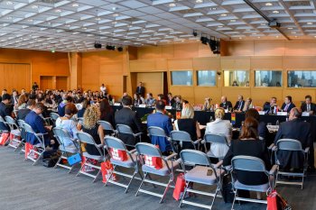 reprezentanci_krajow_siedzacy_przy_stole_obrad