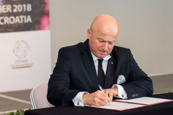minister_Stawiarski_podpisujacy_protokol