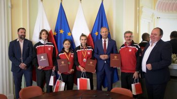 wiceminister Widera stoi z zawodnikami i sztabem szkoleniowym