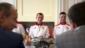 medaliści na spotkaniu w sali muszlowej