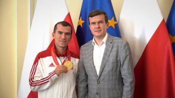 medaliści na spotkaniu w sali muszlowej