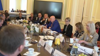 Spotkanie odbyło się w Ministerstwie Sportu i Turystyki. Fotografie ze spotkania - uczestnicy podczas rozmów w sali muszlowej.