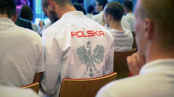 Mężczyzna z bluzą z napisem Polska oraz godłem Polski