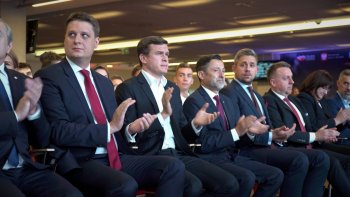 Minister Witold Bańka w pierwszym rzędzie