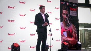 Minister Witold Bańka na scenie