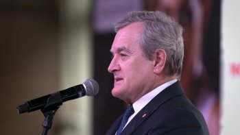 Wicepremier Piotr Gliński przemawia do mikrofonu