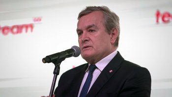 Wicepremier Piotr Gliński przemawia do mikrofonu na scenie