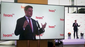 Prezes Filip Rdesiński na ekranie monitora