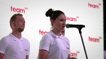 Zawodniczka Team100 przemawia na scenie