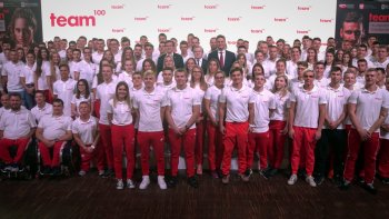 Wicepremier Piotr Gliński, Minister Witold Bańka oraz Prezes Filip Rdesiński razem ze sportowcami na scenie