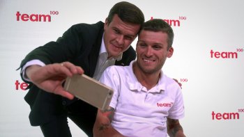 Minister Witold Bańka z zawodnikiem robi selfie